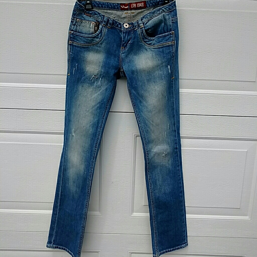 W27 L32 jeans NWOT DISTRESSED DETAIL