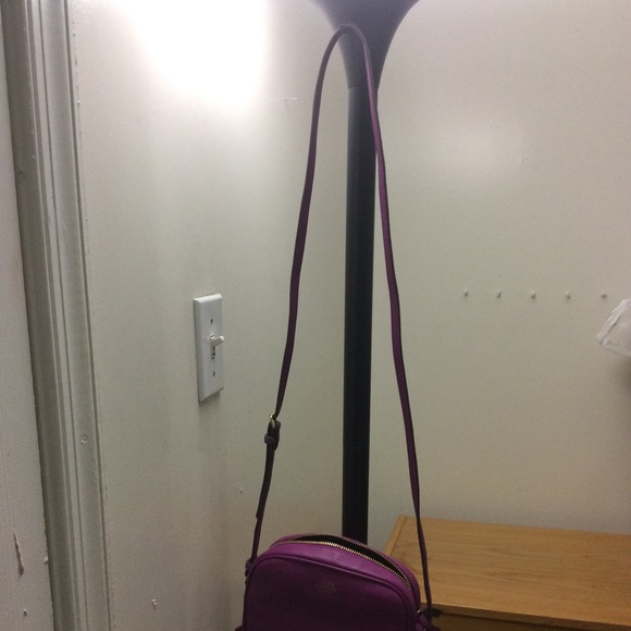 Vince Camuto Fuchsia/Berry cross body bag - Picture 6 of 7