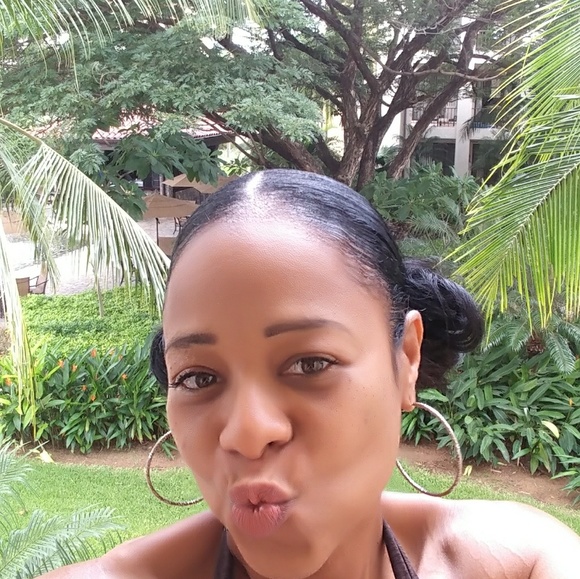 Meet your Posher, Lisa (TOP RATED SELLER!!!) - Picture 2 of 3