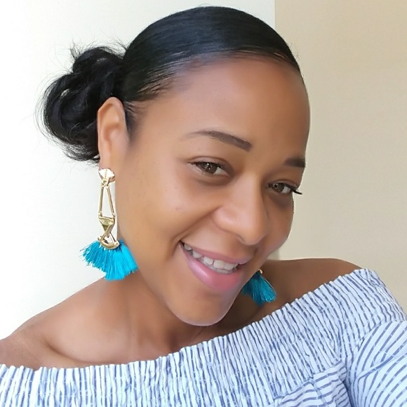 Meet your Posher, Lisa (TOP RATED SELLER!!!) - Picture 3 of 3