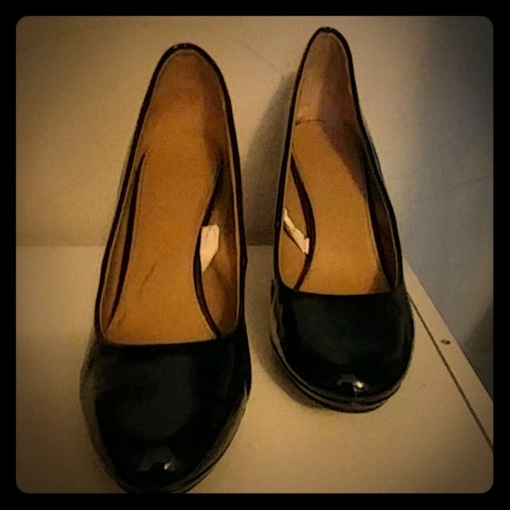 Black pumps
