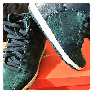 Nike dunk ski high women size 7.