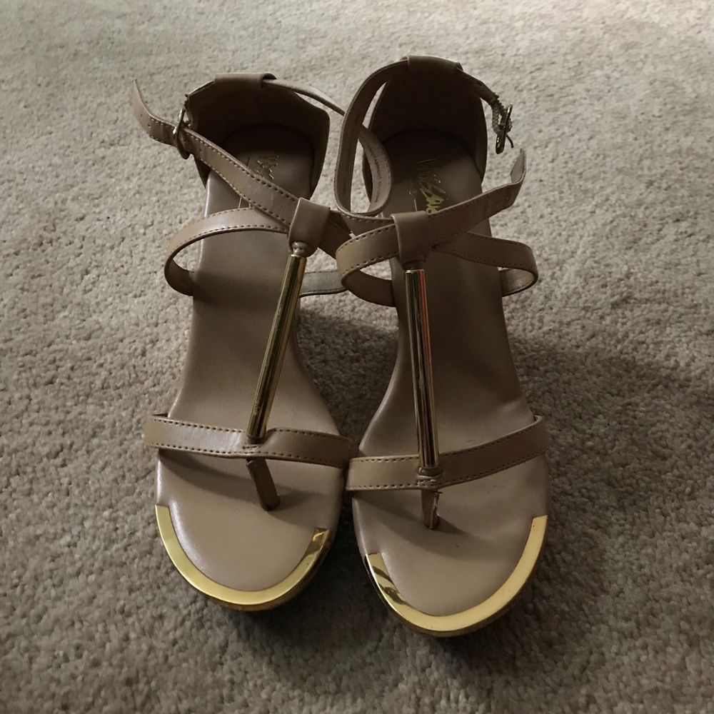 Nude wedge with gold accents