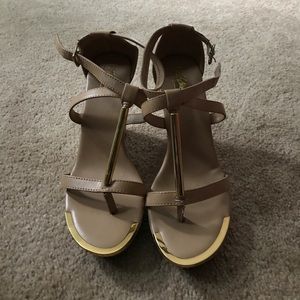 Nude wedge with gold accents