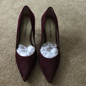 Never worn! Burgundy medium height pump!
