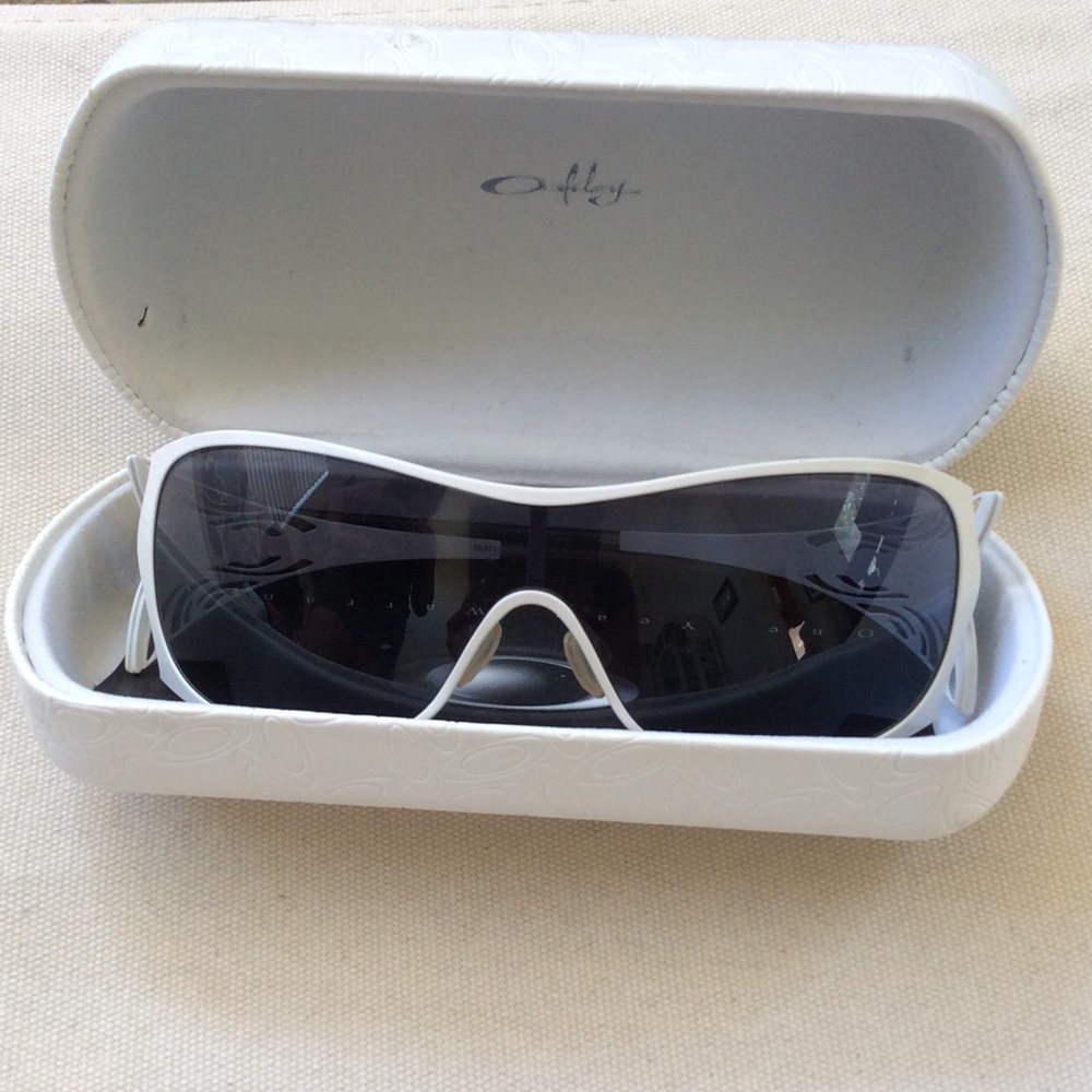 White shades with grey lenses ZERO SCRATCHES
