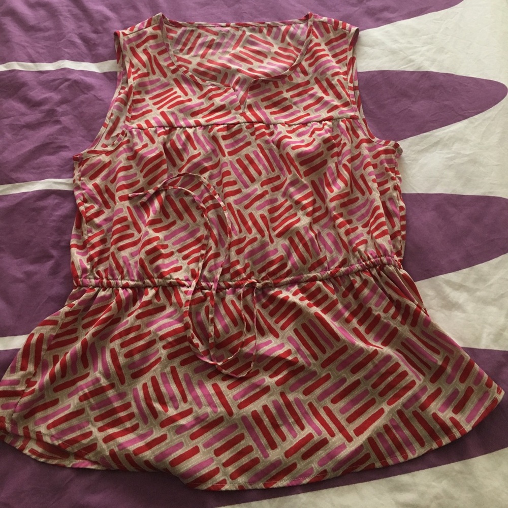 Geometric top with waist tie.