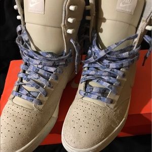 NIKE AIR RLTY HIGHNESS Womens 7.5.