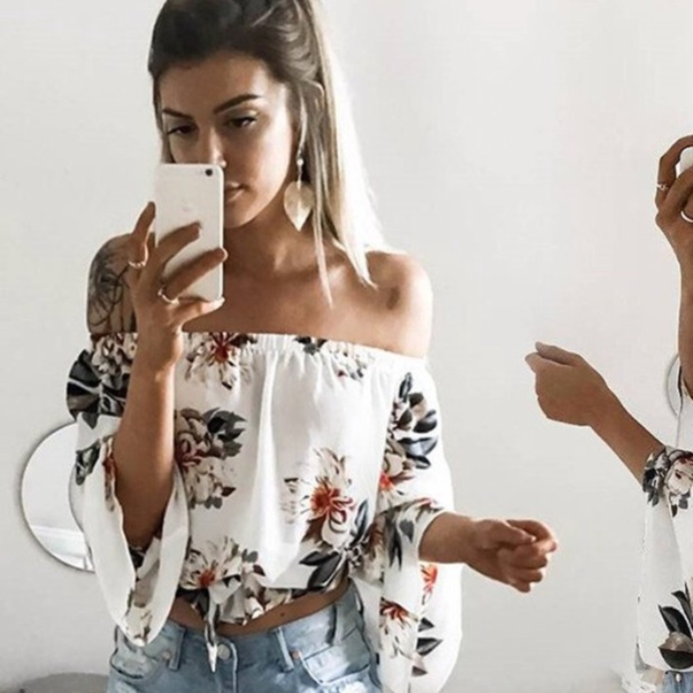 Floral off the shoulder crop top💋
