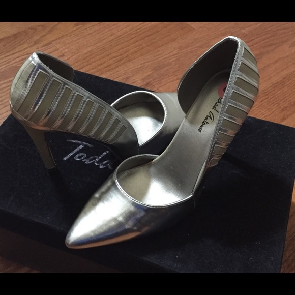 New-Michael Antonio Silver Pumps - Picture 2 of 4