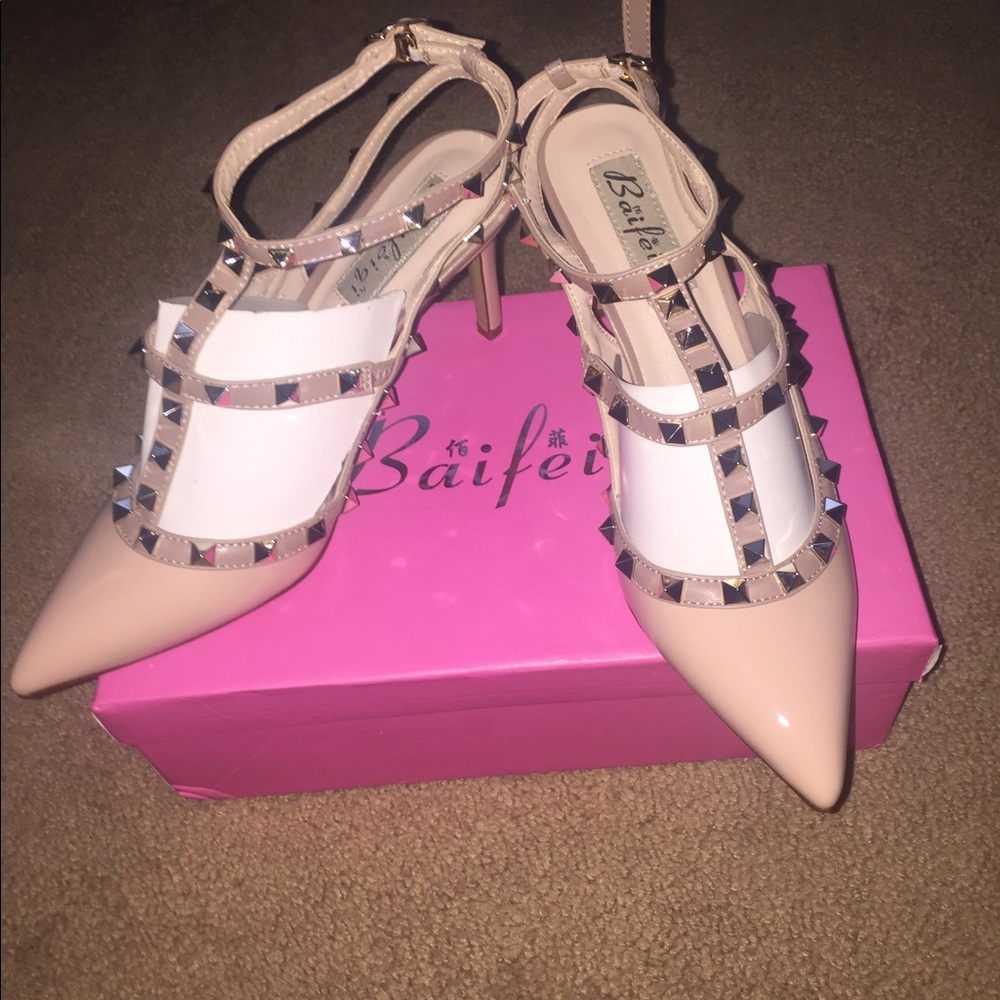 Studs Pumps nude color comfy heels
