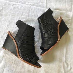 ❤️HP❤️ Dolce vita wedge sandals.