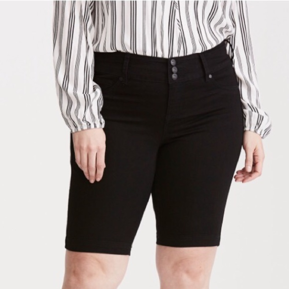 🖤Host Pick🖤 Torrid Bermuda Jegging Shorts Sz 16