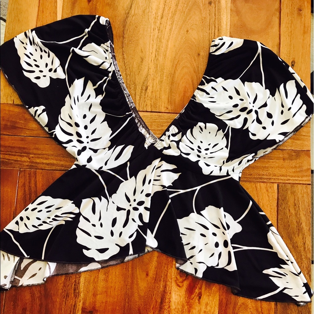 Wet Seal floral Top size s brown and white color