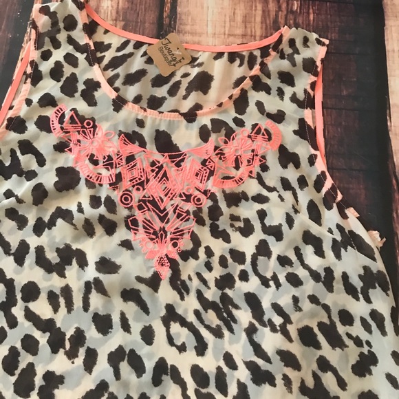 << Leopard Tribal Design High Low Sheer Top >> - Picture 2 of 4