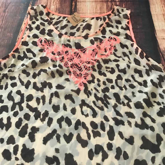 << Leopard Tribal Design High Low Sheer Top >> - Picture 4 of 4