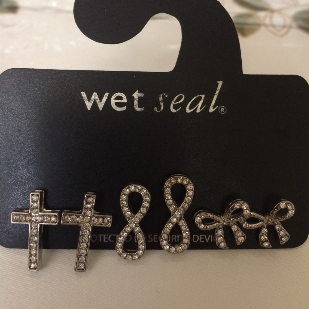 Never worn!!!  Wet Seal Earring Set