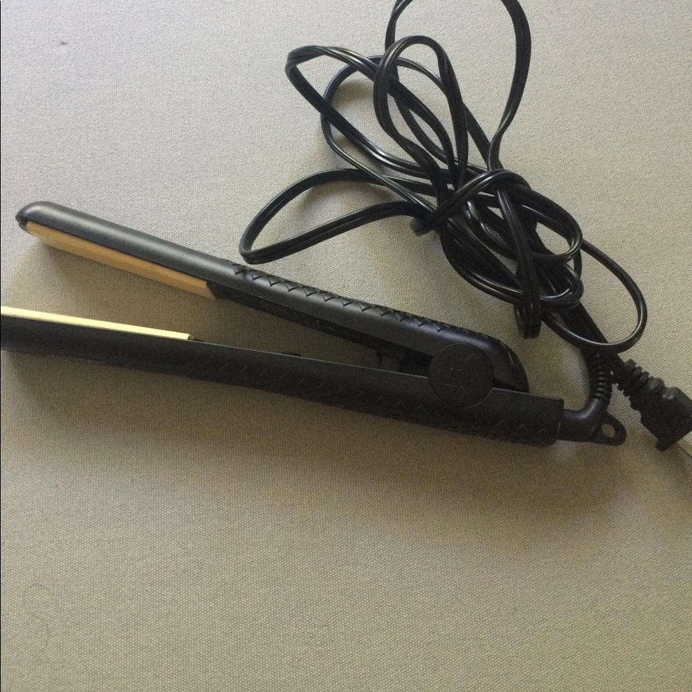 Her Style Classic Forever Flat Iron in Black