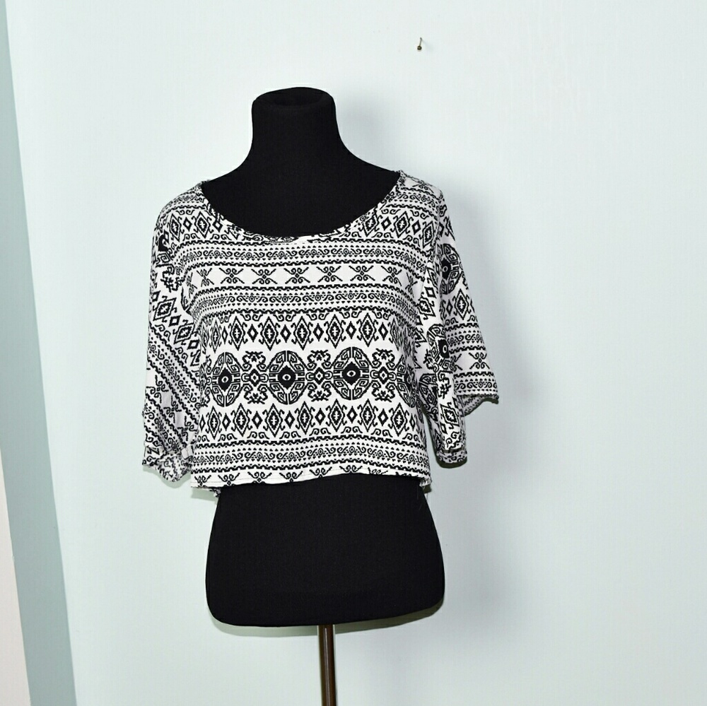 Super Cute Black and White Tribal Print Flowy Top - Picture 1 of 2