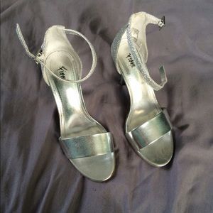 ☀️ Sparkly heels