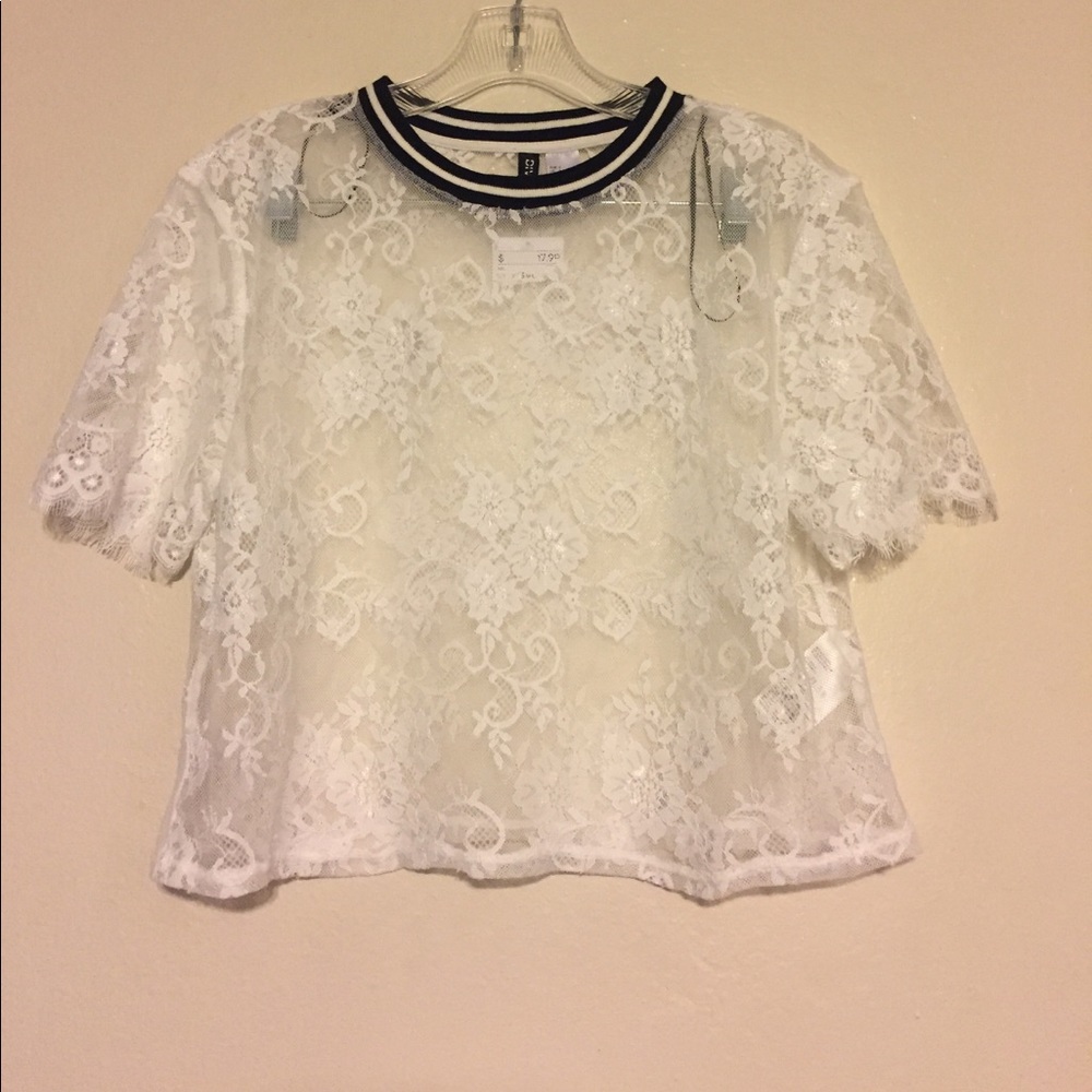 H&M slightly cropped top. Sz small - white lace.