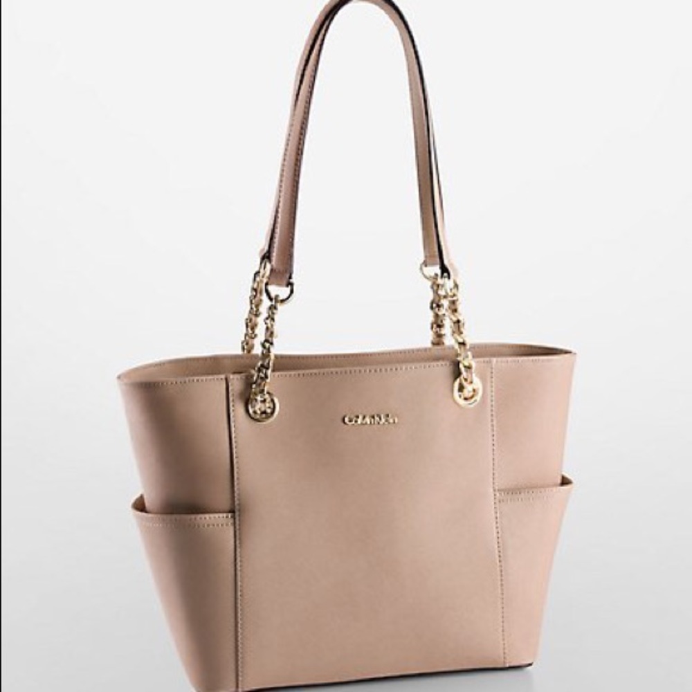 Buying a handbag 👜