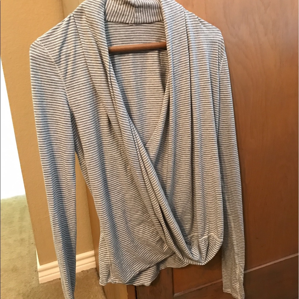 Lululemon long sleeve shirt size 4