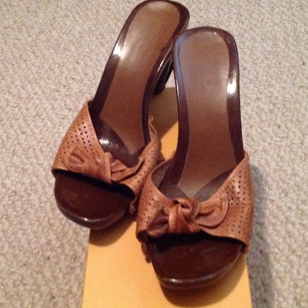 Fun wooden like high sandal