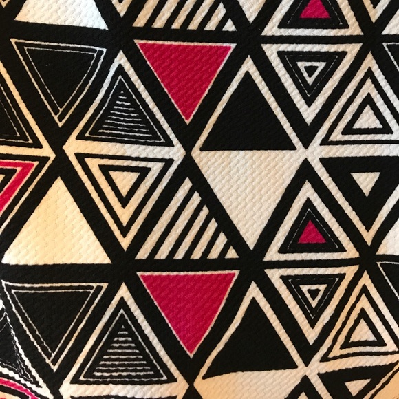 Triangle Pattern Crop Top - Picture 3 of 3