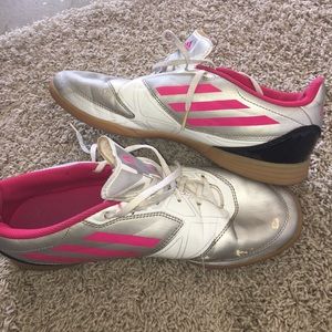Indoor soccer shoes