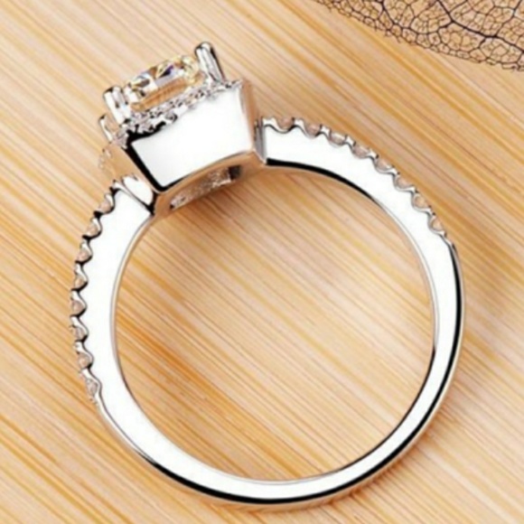 Gorgeous 2 CTW CZ set in .925 Sterling Silver - Picture 4 of 7