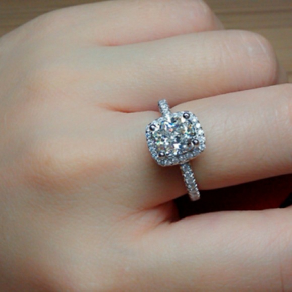 Gorgeous 2 CTW CZ set in .925 Sterling Silver - Picture 5 of 7