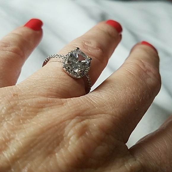 Gorgeous 2 CTW CZ set in .925 Sterling Silver - Picture 7 of 7