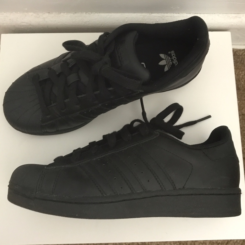 Adidas superstars all black
