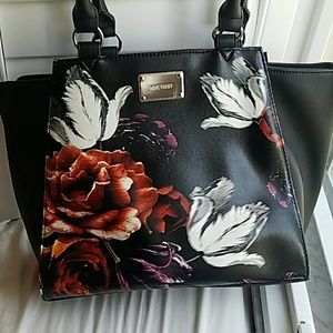 Nine west purse with printed design