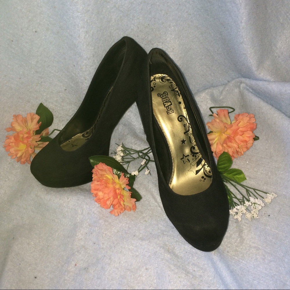 Black pumps
