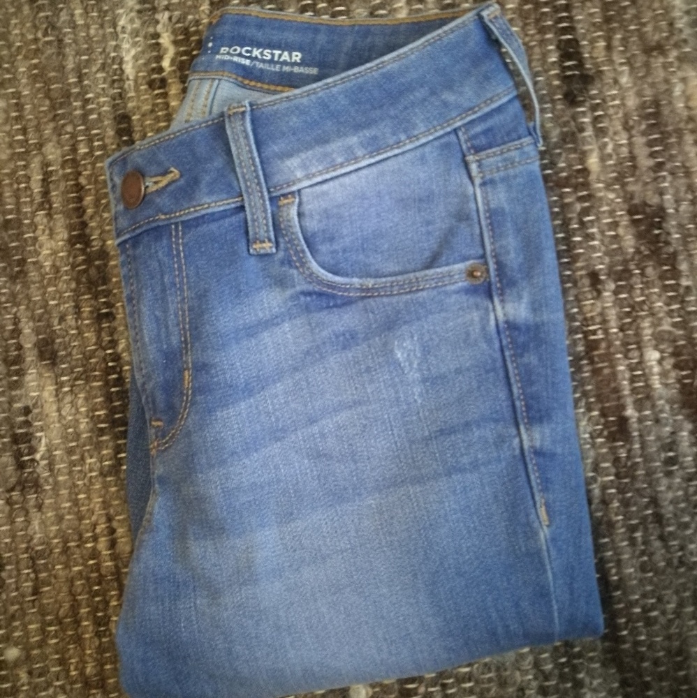 Light wash skinny jeans.