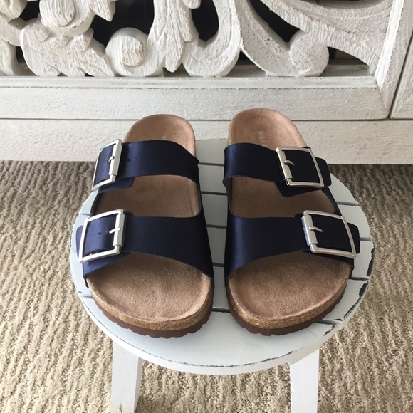 💥ONE LEFT💥 Steve Madden Navy Blue Sandals - Picture 3 of 3