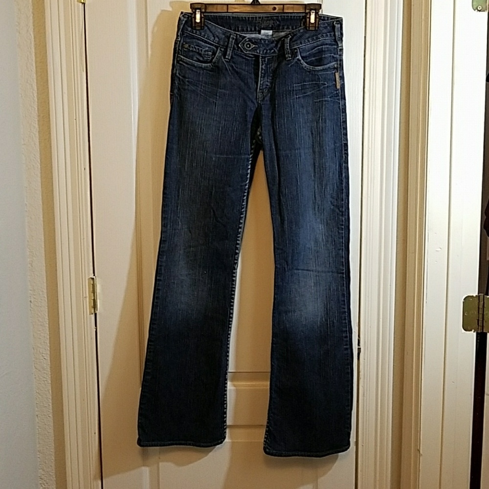 Dark blue denim jean from buckle