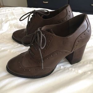 Brown casual heels with laces
