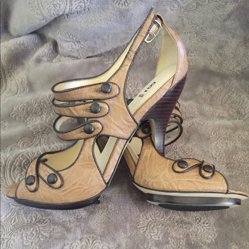 Bakers Tan / Dark Brown High Heels. Size 8.5B NWOT