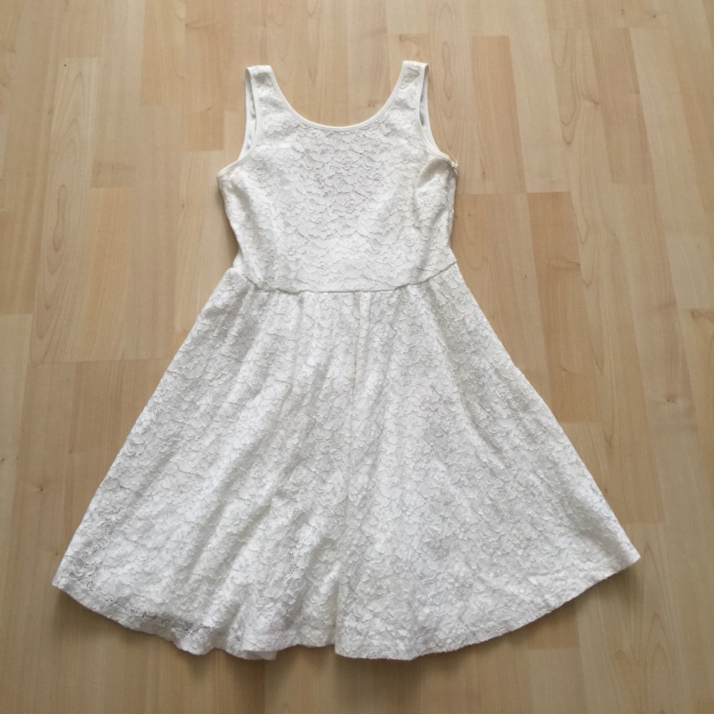 Excellent condition white v-back lace dress SZ M!