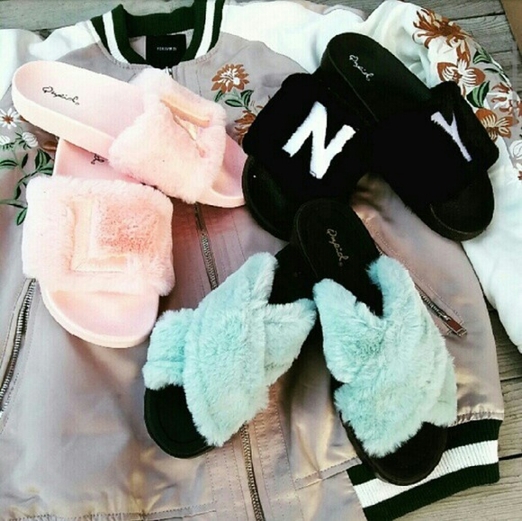 ❌SOLD ON EBAY❌Blue Fur Slides - Picture 2 of 4
