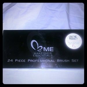 Makeover Essentials 24 piece professional brushset