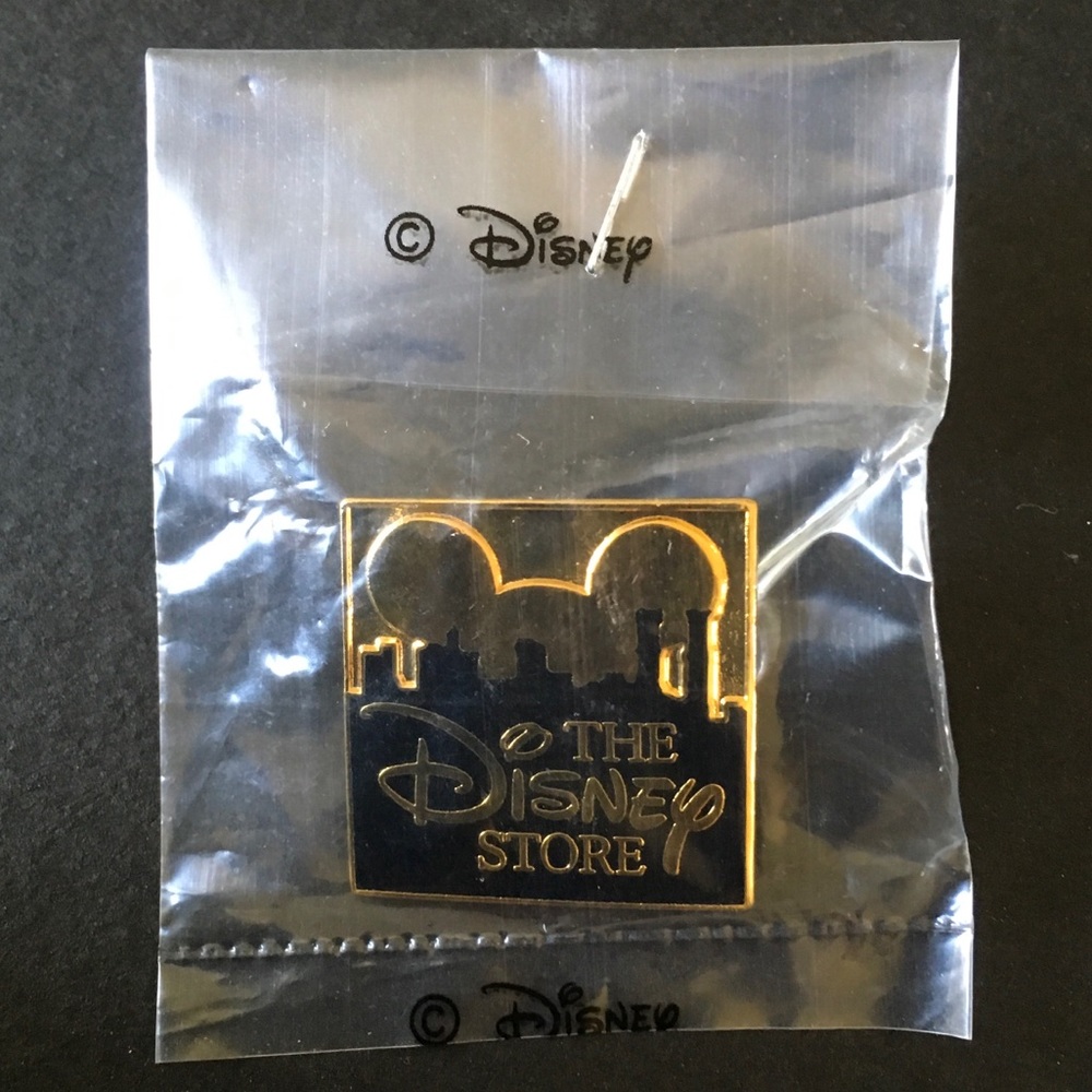 Limited Edition Disney NYC Twin Towers Pin