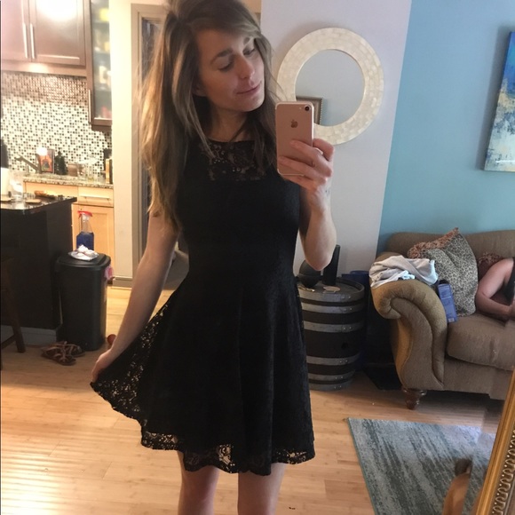 Black lace dress - Picture 3 of 3
