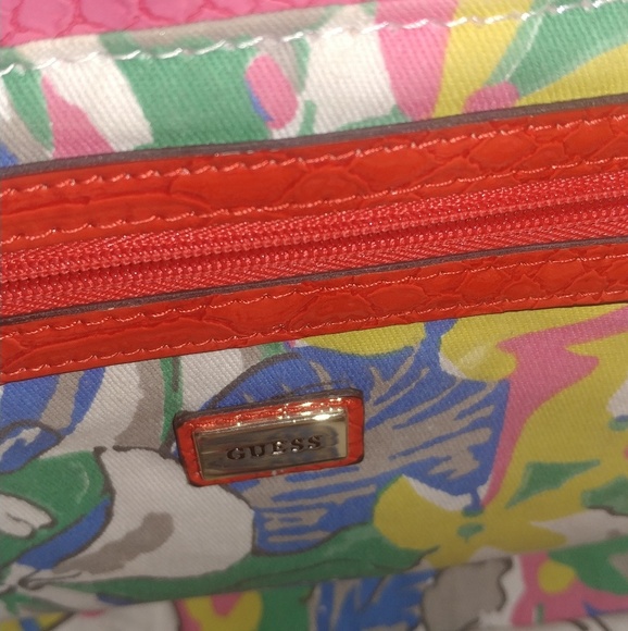 Guess purse - Picture 2 of 3