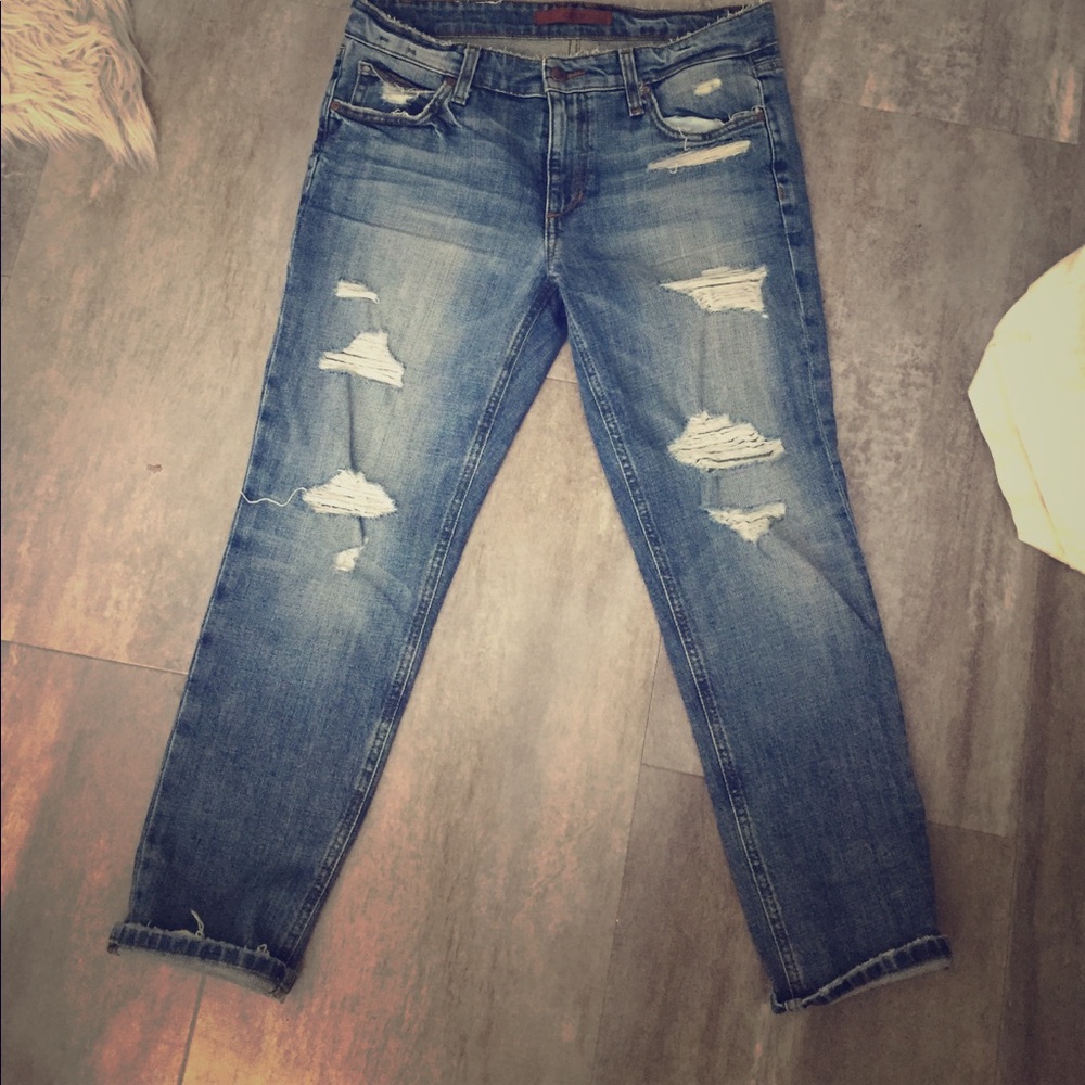 Distressed cropped jean