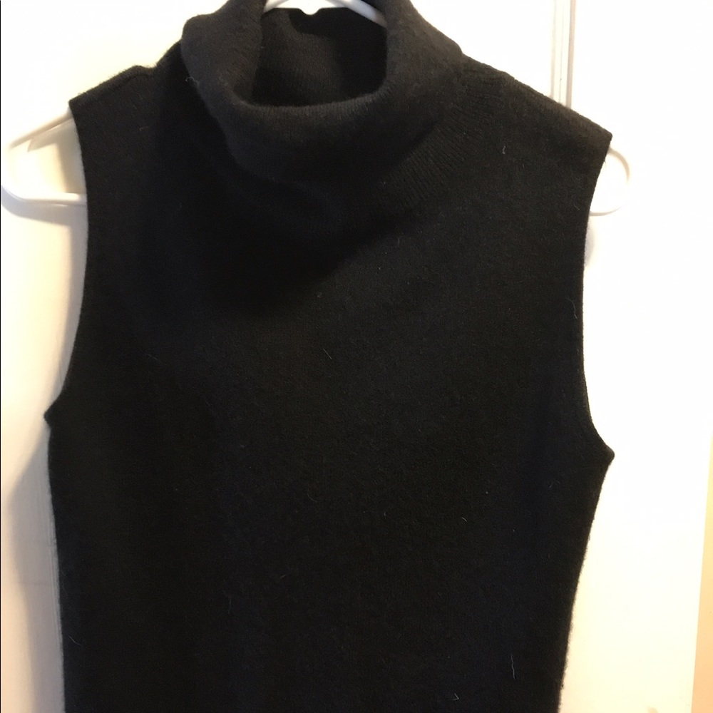 Cashmere black sleeveless top