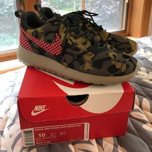 NIKE Roshe One Premium Plus